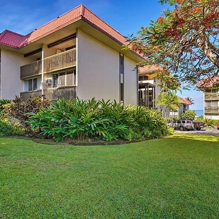Kona Condo with View, Walk to Beach and Restaurants!